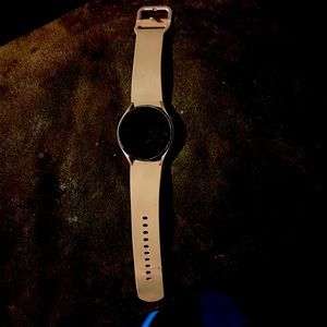 I’m selling my watch it doesn’t go with my phone since I got a new phone